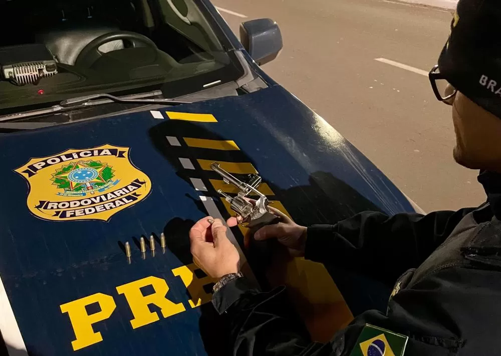 PRF e Brigada Militar prendem dupla armada e recuperam carro roubado após perseguição em Canoas