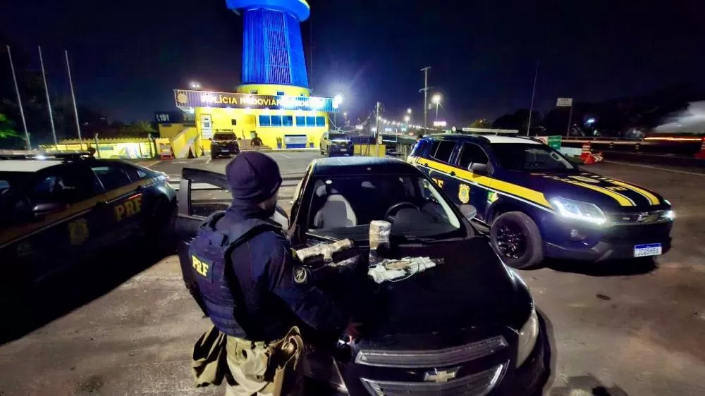 PRF apreende dois fuzis escondidos em carro na BR-116, em Canoas