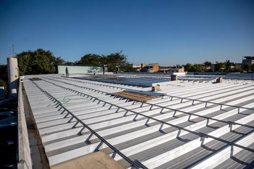 UPA Boqueirão recebe painéis solares e deve economizar R$ 15 mil por mês em energia