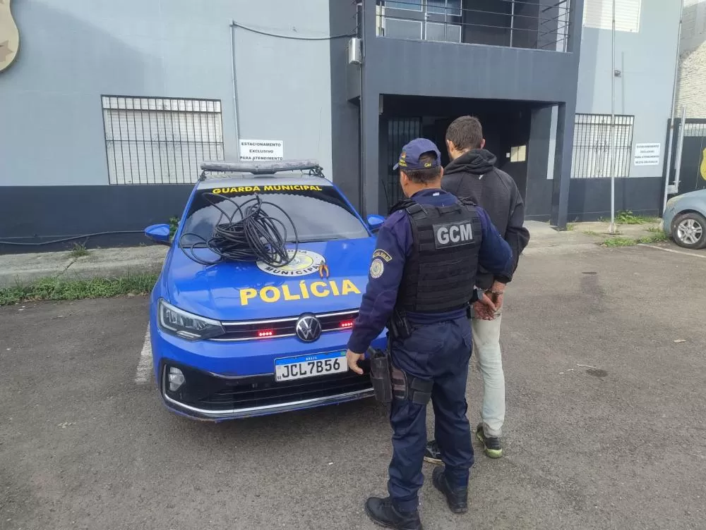 GCM prende homem em flagrante por furto de cabos no em Estância Velha